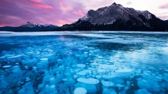 Estas extrañas burbujas gaseosas en los lagos de todo el Parque Nacional de Banff, en Canadá, o en el Océano Ártico de Siberia.