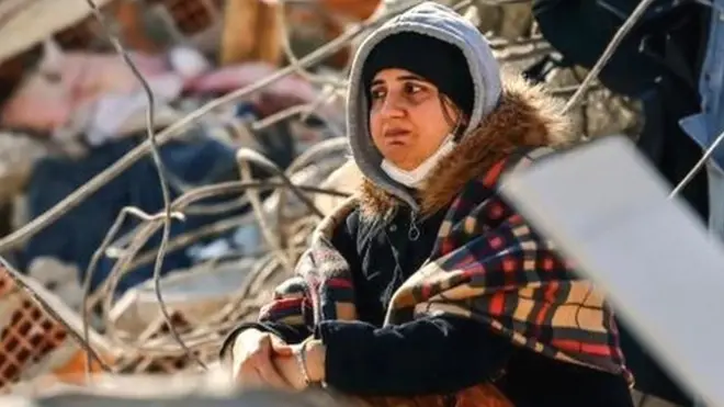 भूकंप से ज़िंदा बचे लोग अब सामूहिक सदमे से उबरने की कोशिश कर रहे हैं.