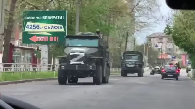 تتجول المركبات العسكرية الروسية في وسط مدينة خيرسون