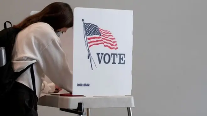 ناخبة تدلي بصوتها