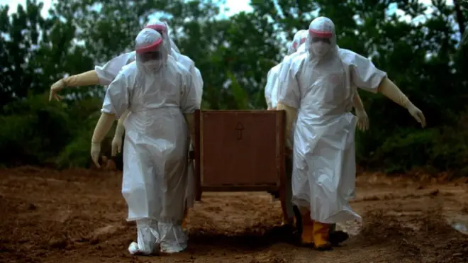 Petugas memakamkan jenazah Pasien Dalam Pengawasan (PDP) COVID-19 di lahan khusus pemakaman di Tarakan, Kalimantan Utara, Senin (04/05)