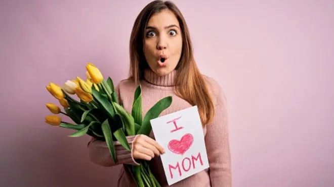 فتاة تحمل لافتة