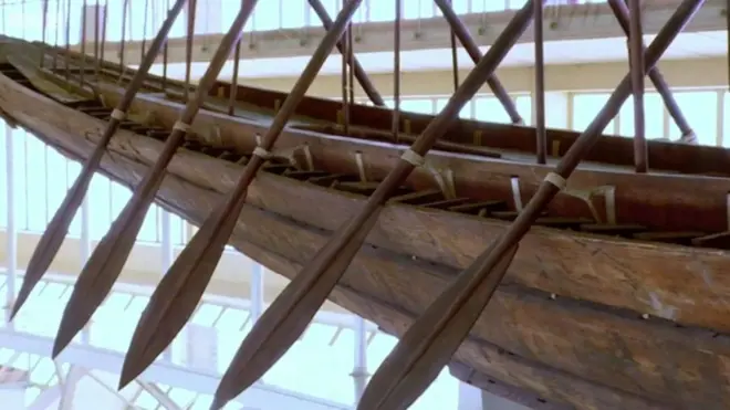 ज़मीन में दफ़्न नाव