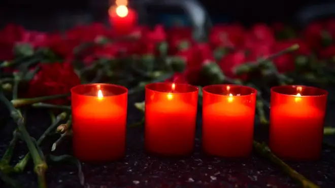 Reina saldırısı sonrası gece kulübünün önüne mumlar ve karanfiller bırakıldı.