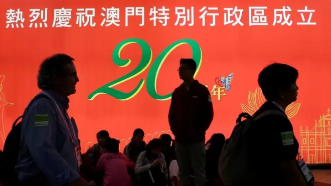 澳门与香港同为中国的特别行政区，但有十分不同的发展模式。