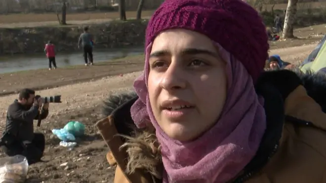 سورية عالقة على الحدود التركية