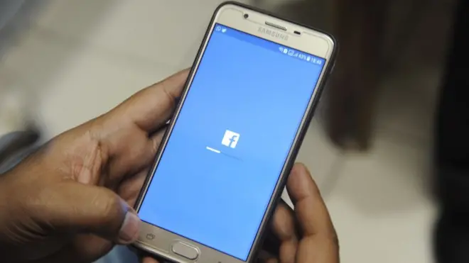 телефон с приложением Facebook