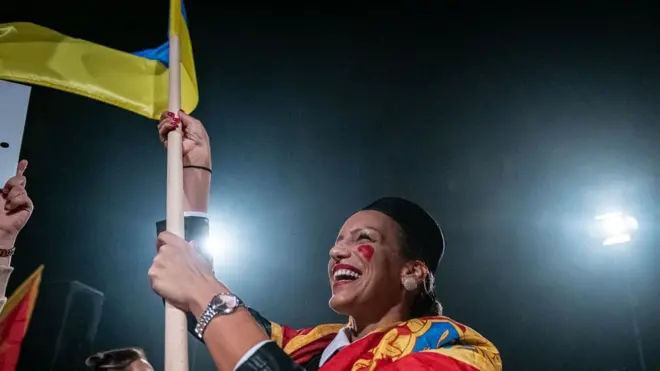 Учасниця антиурядової акції у Подгориці тримає український прапор, 17 листопада. З листопада антиурядова євроатлантична опозиція виходить на акції протесту проти уряду, який демонстранти вважають наближеним до Сербії та Росії