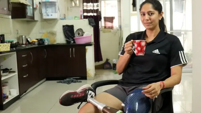 Manasi Joshi sedang menuju ke kantor saat ia mengalami kecelakaan dan harus menjalani amputasi.