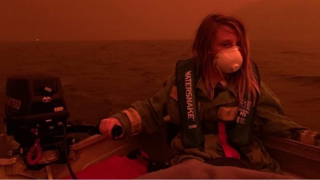 澳大利亚维多利亚州马拉库塔镇11岁女孩Finn开着马达小艇接载家人逃避森林大火（30/12/2019）