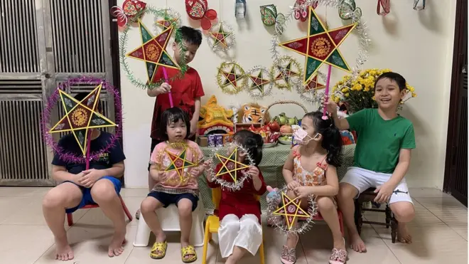 Các bé thiếu nhi ăn mừng Tết Trung thu 2021 tại một chung cư ở Hà Nội