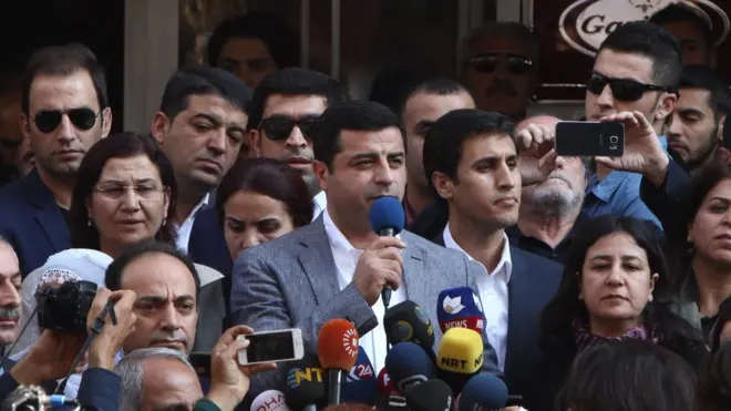HDP Eş Genel Başkanı Demirtaş, "Belediye başkanlarımız serbest kalıp işlerinin başına dönünceye kadar erken seçim de yok" diye konuştu.