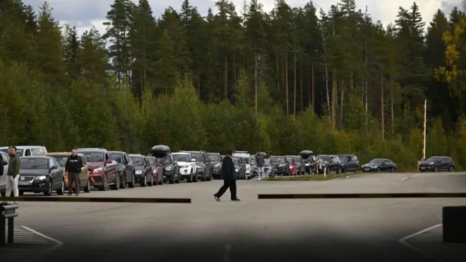 R﻿usya'dan kaçanlar Finlandiya sınırında kuyruk oluşturdu