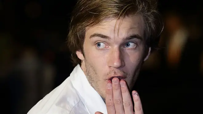 PewDiePie llevándose la mano a la boca y mirando hacia un lado como con rostro sorprendido.