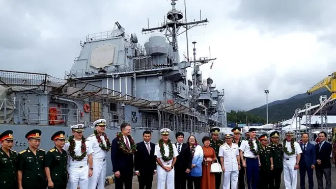 Nhóm tàu hải quân Mỹ gồm tàu sân bay Theodore Roosevelt và tàu tuần dương Bunker Hill thăm Đà Nẵng từ ngày 05-09/3/2020