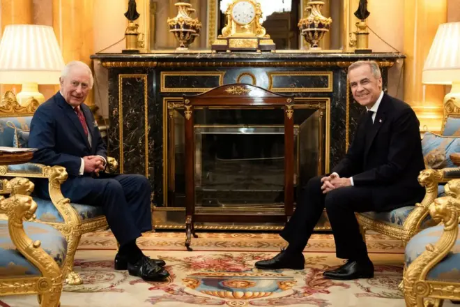 Vua Charles III (trái) hội kiến ​​Thủ tướng Canada Mark Carney tại Cung điện Buckingham ở London vào ngày 17/3/2025