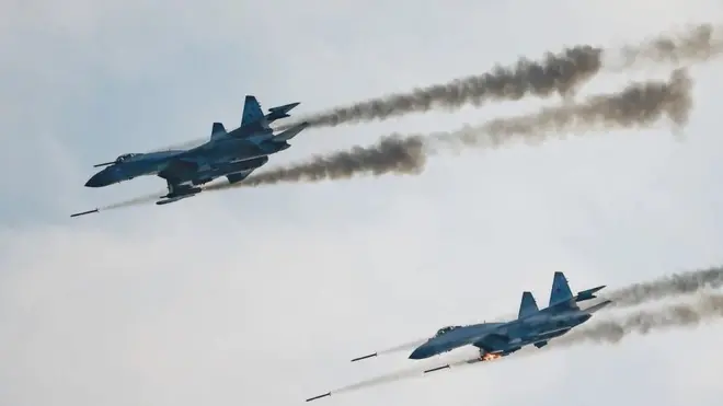 Diyaaradaha dagaalka Sukhoi Su-35 oo kamid ah kuwa ugu casrisan Ruushka.