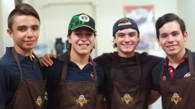 Los jóvenes que ahora trabajan en el negocio de Camilo Restrepo han encontrado una alternativa a la emigración.