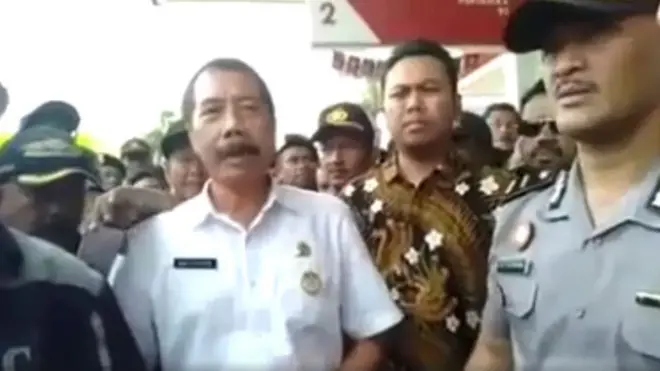 Cuplikan video viral yang menunjukkan anggota Ormas memaksa pengusaha minimarket untuk "bekerja sama" mengelola lahan parkir.