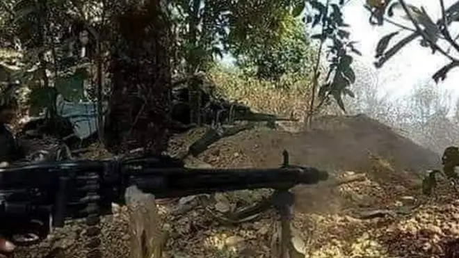 နပခနဲ့ ၁၅ မိုင်လောက် ဝေးတဲ့နေရာထိ တိုက်ပွဲရောက်လာ