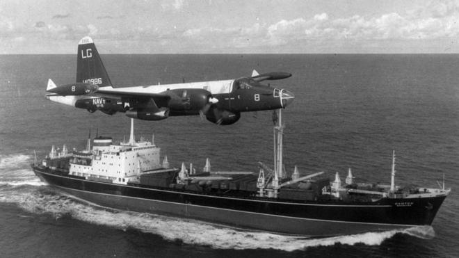 Un P2V Neptune sobrevuela un carguero soviético