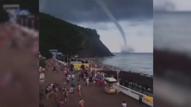 Смерч було видно з пляжу Архипо-Осипівки в РФ