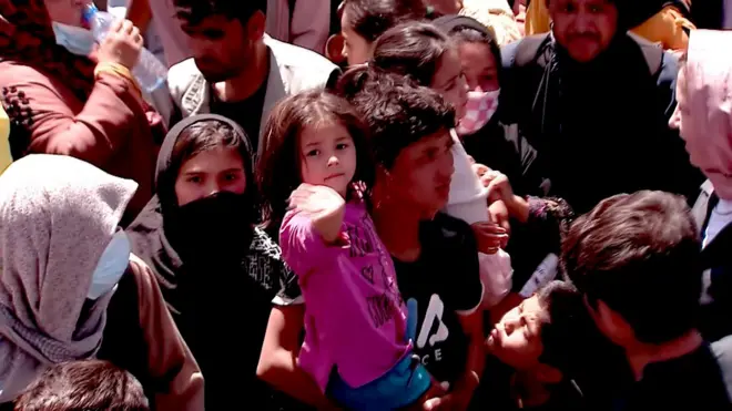 阿富汗喀布爾機場外圍孿生姐妹尤斯納夫與魯斯尼婭向鏡頭揮手（24/8/2021）