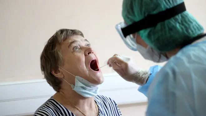 Женщина во время тестирования на коронавирусную инфекцию в мополиклинике №109