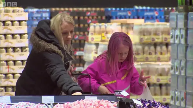 يعبرون الحدود لشراء الحلويات