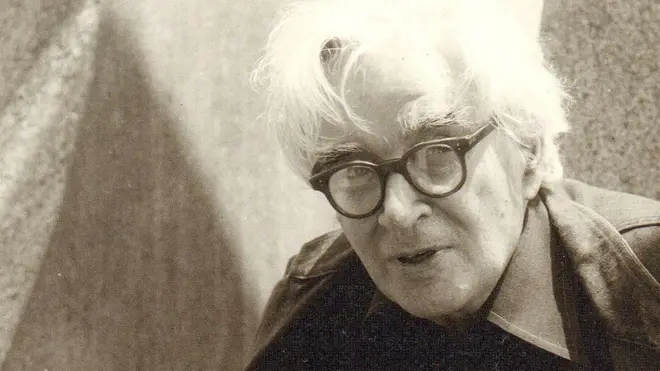 Богдан Богдановиц са наочарима гледа у камеру