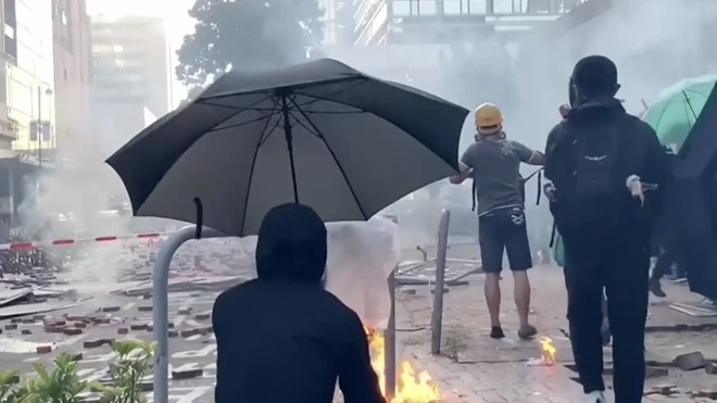 عنف بين الشرطة ومحتجين بجامعة في هونغ كونغ