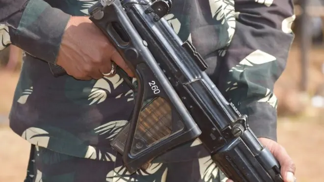 बंदूक के साथ एक सुरक्षाकर्मी