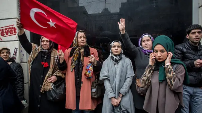 أتراك يحتجون أمام سفارة هولندا في إسطنبول