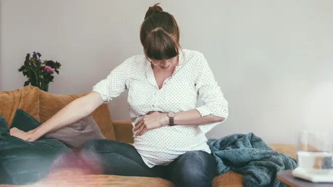 Las causas de la hiperemesis gravídica son desconocidas. Hay evidencia de que puede ser hereditaria. Y, si una mujer tuvo HG en un embarazo anterior, es más probable que la tenga en el siguiente.