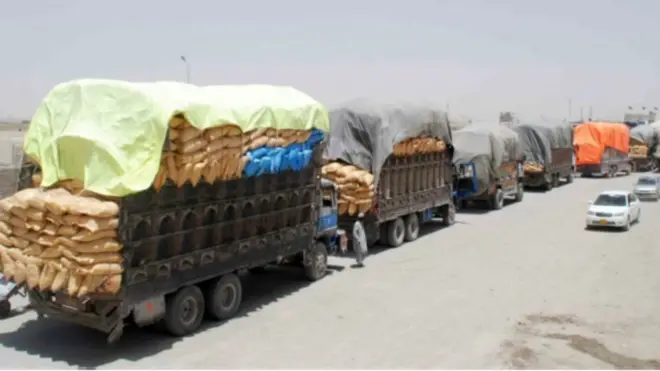 د پاکستان او افغانستان ترمنځ ډېر بوخت بندر تورخم دی، خو تر تورخم کراچۍ بندر ته غلام خان نږدې دی.