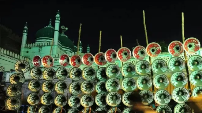 మసీదు వద్ద ఏర్పాటు చేసిన మైకులు
