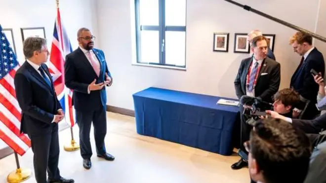 وزير الخارجية الأمريكي أنتوني بلينكين ونظيره البريطاني، جيمس كليفرلي