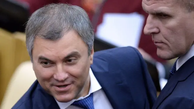 Вячеслав Володин (слева) считает, что на стороне авторов законопроекта - социологические опросы