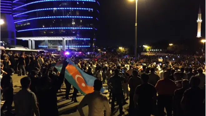 İyulun 14-dən 15-ə keçən gecə Bakıda orduya dəstək yürüşü keçirilib.