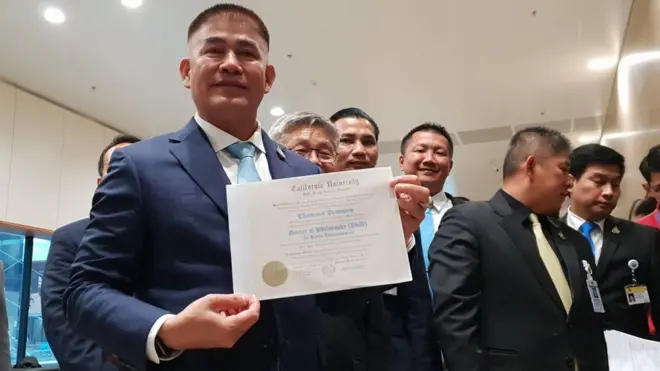 ร.อ. ธรรมนัส พรหมเผ่า แสดงใบปริญญาดุษฎีบัณฑิตจาก แคลิฟอร์เนีย ยูนิเวอร์ซิตี้ เอฟซีอี