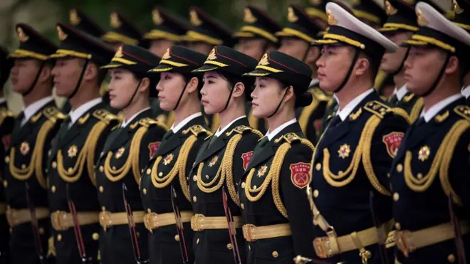 以前的7大軍區減少到現在的5大戰區，各戰區對中央軍委負責。圖為中國人民解放軍儀仗隊