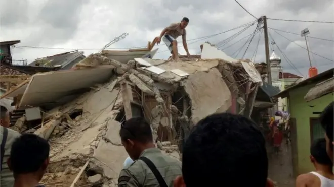 Bangunan runtuh di Desa Megamendung, Kabupaten Bogor, akibat gempa pada Selasa (23/01).