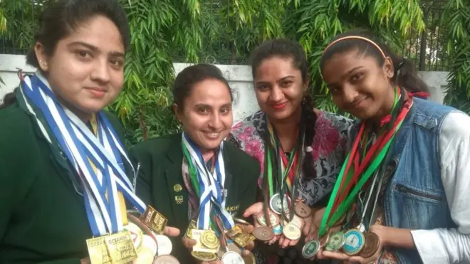 چاروں بہنوں نے وقفے وقفے سے پاور لفٹنگ، ویٹ لفٹنگ اور دیگر کھیلوں میں شمولیت اختیار کی اور اب تک قومی اور بین الاقوامی مقابلوں میں اپنے زورِ بازو سے مد مقابل کو پچھاڑ کر کئی تمغے جیت چکی ہیں