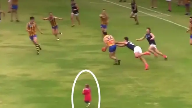 لفيديو: الصغيرة التي اقتحمت مباراة كرة قدم بأستراليا