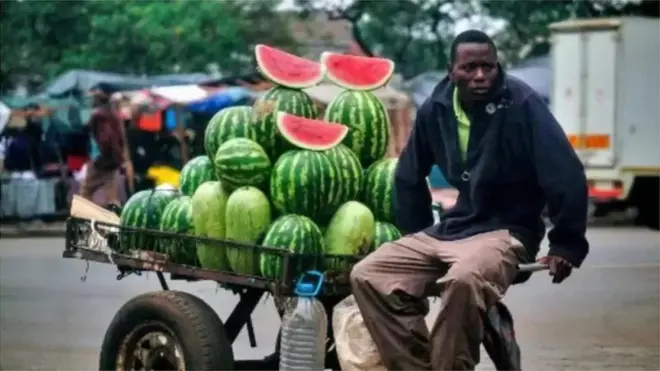 un homme avec son pousse-pousse