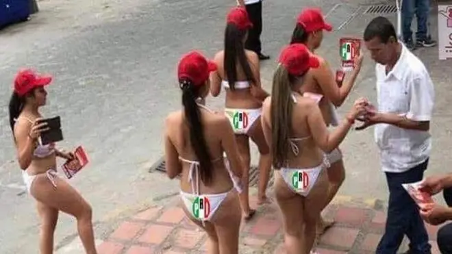 De Colombia a México: la foto de estas mujeres que reparten propaganda en bikini se ha usado en las campañas electorales de ambos países.