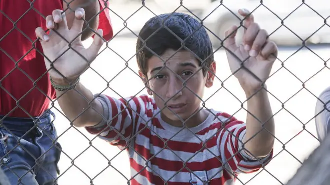 ثلث ساكني مخيم موريا سوريون والثلث الاخر افغان