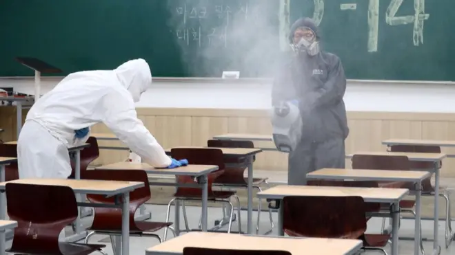 2021학년도 대학수학능력시험(수능)을 14일 앞두고 2주간의 수능 특별 방역 기간이 시작된 가운데 19일 오후 대전 서구에 위치한 학원에서 관계자가 방역을 하고 있다