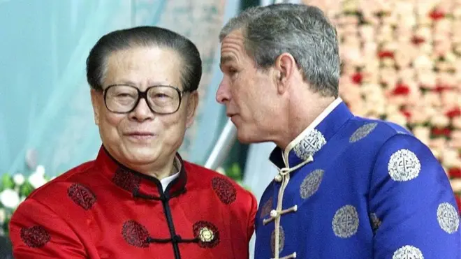 بوش والزعيم الصيني جيانغ تسه بالزي التقليدي الصيني مين في شانغهاي عام 2001