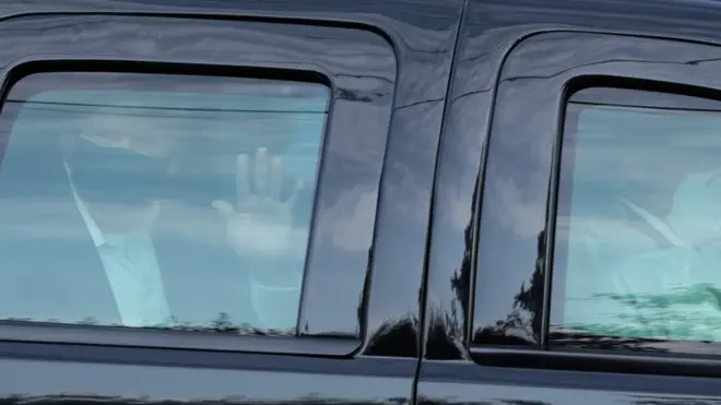 트럼프 대통령은 마스크를 쓰고 차량 안에서 손을 흔들었다